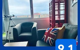 Unique View Of Anfield Stadium - Charming 2 Bedroom Apartment In Liverpool With Parking